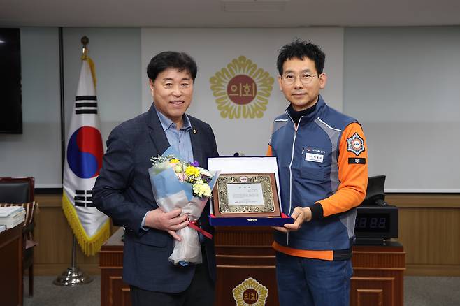 서울소방지부로부터 감사패룰 수여받은 송도호 의원(왼쪽)