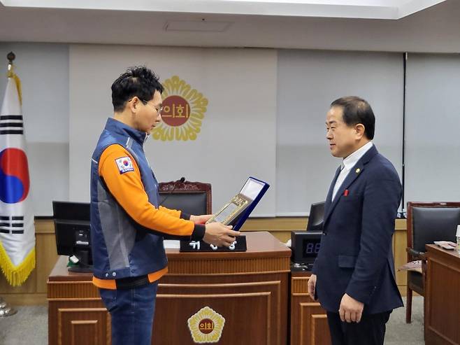 전국공무원노동조합 서울소방지부로부터 감사패를 수여받는 김용호 의원(오른쪽)