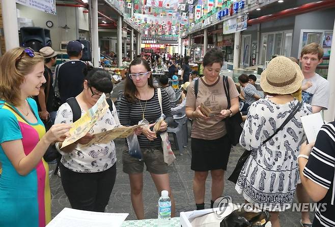 제주 서문공설시장 돌아보는 외국인 관광객들 [연합뉴스 자료사진]