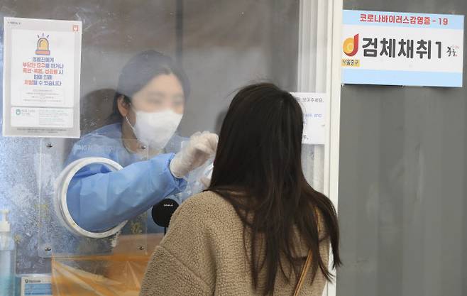 12일 서울 중구보건소 서울역 임시선별검사소에서 시민이 코로나19 검사를 받고 있다. (사진=뉴시스)