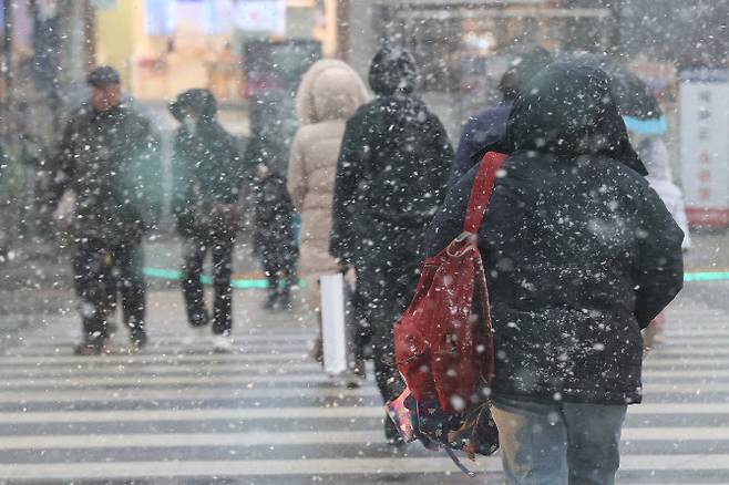 전국 곳곳 눈이 내린 13일 오후 서울 지하철 여의도역 인근에서 시민들이 횡단보도를 건너고 있다. (사진=연합뉴스)