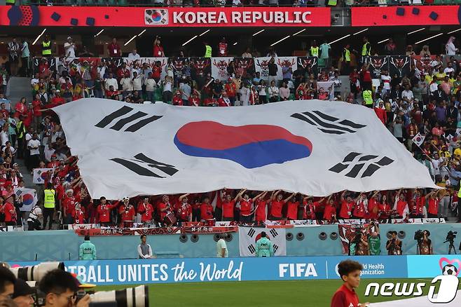 11월28일 오후(현지시간) 카타르 알라이얀 에듀케이션 시티 스타디움에서 열린 2022 카타르 월드컵 조별리그 H조 2차전 대한민국과 가나의 경기에서 붉은악마가 대형 태극기를 펼치고 있다. 2022.11.28/뉴스1 ⓒ News1 이동해 기자