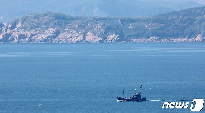 20일 인천 옹진군 연평도에서 바라본 북방한계선(NLL)인근 해역에 중국 꽃게잡이 어선들이 모여 있다. 2022.10.20/뉴스1 ⓒ News1 장수영 기자