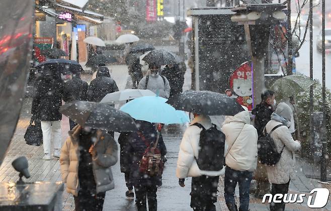 경기도 일부 지역에 대설주의보와 대설예비 특보가 발효된 13일 오후 경기 수원시 팔달구 인계동 거리에서 시민들이 발걸음을 재촉하고 있다. 2022.12.13/뉴스1 ⓒ News1 김영운 기자