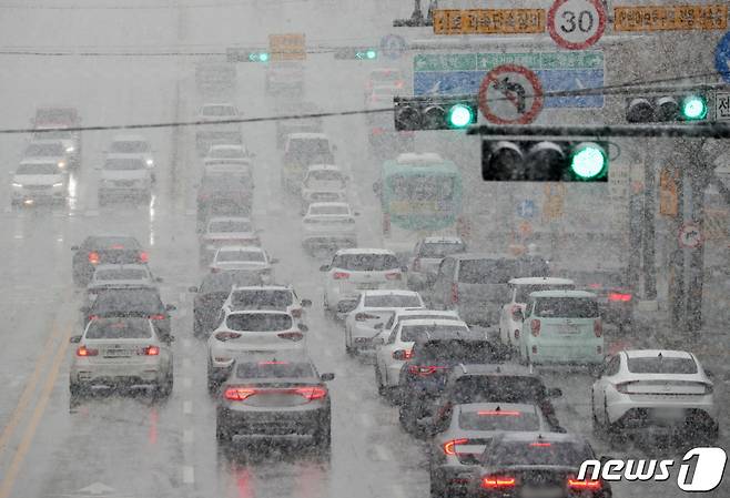 수도권 지역에 많은 눈이 내린 13일 오후 경기 수원시의 한 도로에서 차량들이 서행하고 있다. 2022.12.13/뉴스1 ⓒ News1 김영운 기자