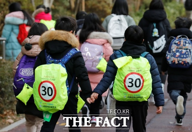 서울시교육청은 최근 서울 강남구 청담동의 한 초등학교 인근 어린이 보호구역(스쿨존)에서 학생 사망 사고가 발생함에 따라 학교 앞 도로의 일방통행·시간제 통행 등을 제안했다. 사진은 지난 2일 스쿨존 음주운전 사고가 발생한 서울 언북초등학교에서 13일 학생들이 등교하고 있다./뉴시스