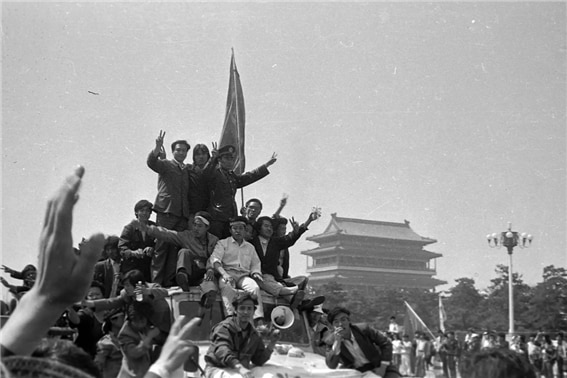 1989년 5월 중국 베이징 시내 천안문 일대의 시위 군중. 맨 위 오른쪽엔 경찰복을 입은 시민도 있다. 사진/David Chen