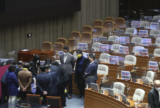 지난 11일 더불어민주당 의원과 정의당 의원들이 서울 여의도 국회에서 열린 본회의에서 국민의힘 의원들이 퇴장한 가운데 이상민 행정안전부 장관 해임 건의안 투표 개표를 지켜보고 있다. 공동취재=연합뉴스.