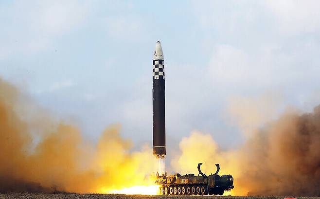 북한의 대륙간탄도미사일 ‘화성포-17형’ 발사 모습. 조선중앙통신 연합뉴스