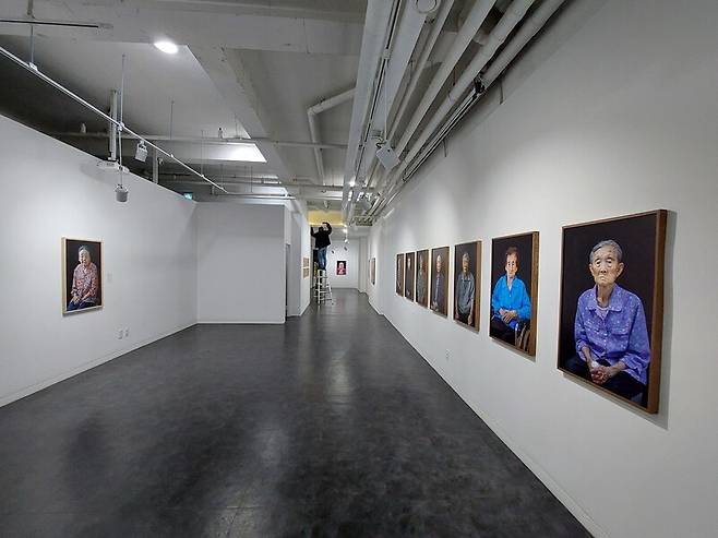 서울 용산구 후암동 케이피갤러리 전시장. 이규철 작가가 제주 4·3항쟁 수형자들을 찍은 초상사진들이 내걸렸다. 노형석 기자