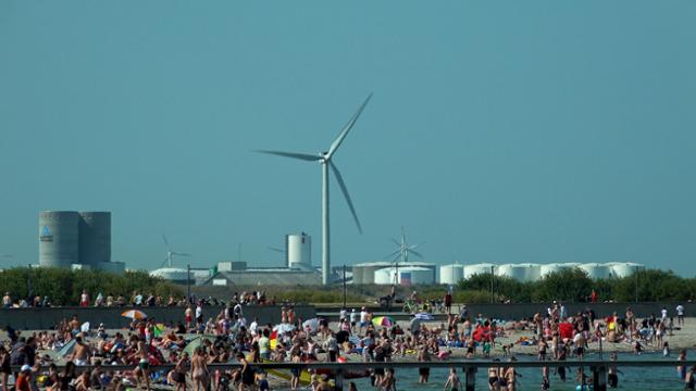 지난 7월 방문한 덴마크 코펜하겐 아마게르 수변공원. 시민들이 모여 있는 해변에서 불과 500m 거리에 풍력발전기가 보인다. 코펜하겐시와 발전회사 호포가 시민들의 투자를 받아 세운 발전기다. 코펜하겐=이수연PD