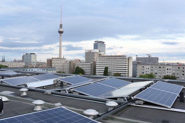 독일 베를린의 한 건물 옥상에 태양광 발전 패널이 설치돼 있다. 베를리너 슈타트베르케 제공