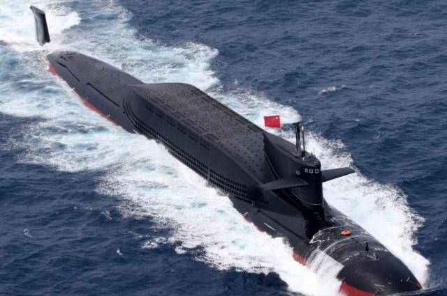 중국 관영 중국중앙(CC)TV가 29일 중국군의 최신형 전략 핵추진잠수함인 창정-18호(094A급)가 훈련하는 모습(사진)을 보도했다. 웨이보 캡처