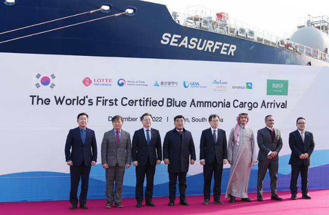 김용석(왼쪽) 롯데정밀화학 대표가 13일 울산 남구 울산항 롯데정밀화학 암모니아 터미널에서 열린 청정 암모니아 입항식에서 참석자들과 기념 촬영하고 있다. 롯데정밀화학 제공
