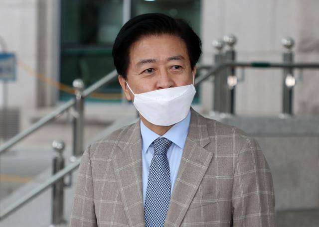 노웅래 더불어민주당 의원이 지난 12일 국회 의원회관에서 차량을 기다리고 있다. 뉴시스