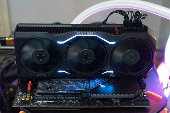 AMD 라데온 RX 7900 XTX와 AMD 라이젠 9 7950X를 조합했다. 출처=IT동아