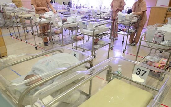 서울 중구의 한 산부인과에서 간호사들이 신생아를 돌보고 있다. 뉴시스