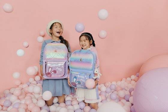 신학기 대목을 앞두고 아동 패션 브랜드의 책가방 대전이 한창이다. 토키 캐릭터 '빙키' 모티브의 가방을 내 놓은 빈폴 키즈. 사진 삼성물산