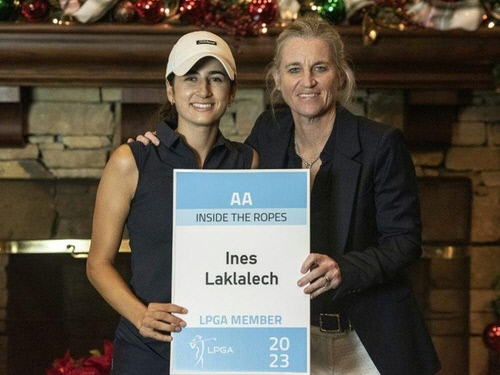 이네스 라클랄렉(왼쪽)이 지난 12일 미국 LPGA Q시리즈를 공동 12위로 합격한 뒤 2023 정회원 카드를 받고 밝게 웃고 있다. 엡손 투어 제공