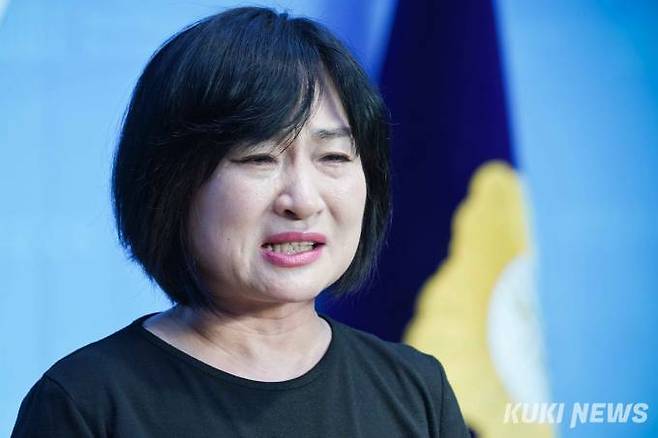 13일 오전 서울 여의도 국회 소통관에서 열린 ‘10.29 이태원참사 유가족협의회의 국정조사 촉구 기자회견'에서 고 이지한 씨의 어머니가 발언 중 눈물을 흘렸다. 사진=임형택 기자