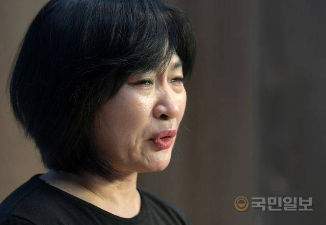 13일 오전 서울 여의도 국회 소통관에서 열린 '10.29 이태원참사 유가족협의회의 국정조사 촉구 기자회견'에서 고 이지한 씨의 어머니인 조미은 씨가 눈물을 흘리며 발언하고 있다.