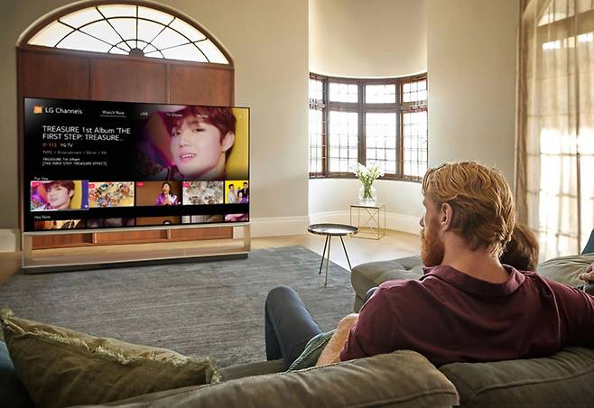 LG전자가 웹OS TV에서 무료로 콘텐츠를 제공하는 LG 채널 서비스를 지난해 말 25개국에서 현재 29개국으로 확대했다. 사진은 LG 올레드 TV에서 LG 채널 서비스를 구동하는 모습. <사진 제공 = LG전자>
