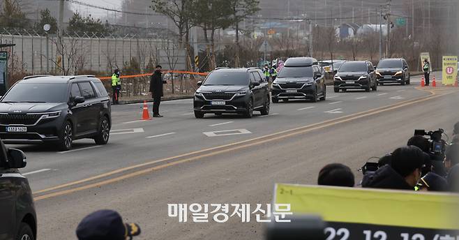 BTS 진이 육군 현역으로 입대하는 13일 경기도 연천군 육군 5사단 신병교육대대에서 BTS 진 일행이 탑승한 차량이 위병소를 통과하고 있다. 2022.12.13  [이승환기자]
