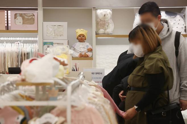 서울의 한 대형마트에서 육아 용품을 살펴보는 시민들. [사진출처 = 연합뉴스]