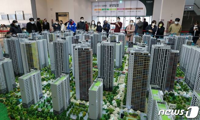 올림픽파크 포레온(둔촌주공 재건축) 견본주택 운영 마지막 날인 4일 서울 강동구에 위치한 견본주택을 찾은 시민들이 단지 모형도를 구경하고 있다.  /사진제공=뉴스1