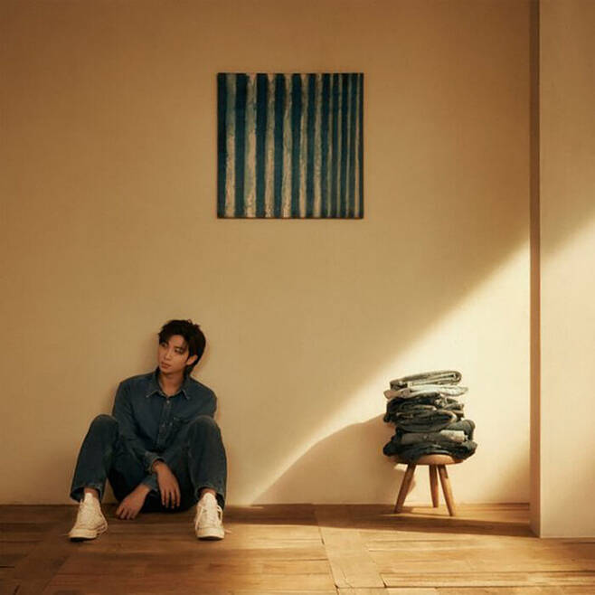 RM 솔로앨범 '인디고' 콘셉트 사진(벽에 걸린 그림이 윤형근 '청색') (사진=빅히트 뮤직 제공)