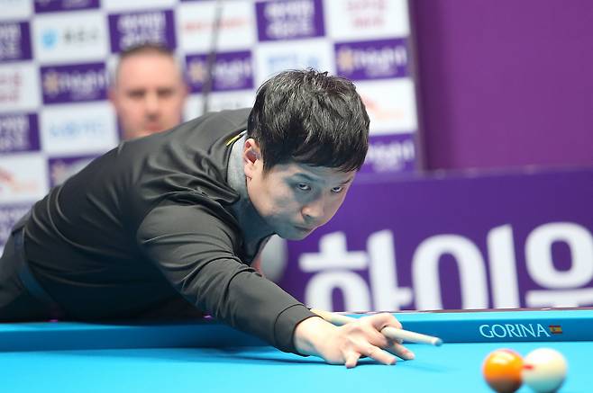 김욱이 지난 10일 프레데릭 쿠드롱과 펼친 PBA 투어 하이원리조트 챔피피언십 128강전에서 매서운 눈초리고 목적구를 조준하고 있다.[PBA 제공]