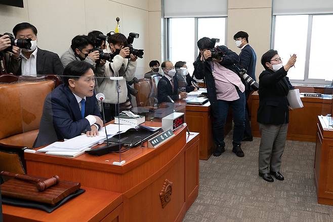 11월30일 국회 환경노동위원회 소속 국민의힘 간사 임이자 의원이 노란봉투법 상정을 반대하며 회의실을 빠져나가고 있다. ⓒ시사IN 이명익