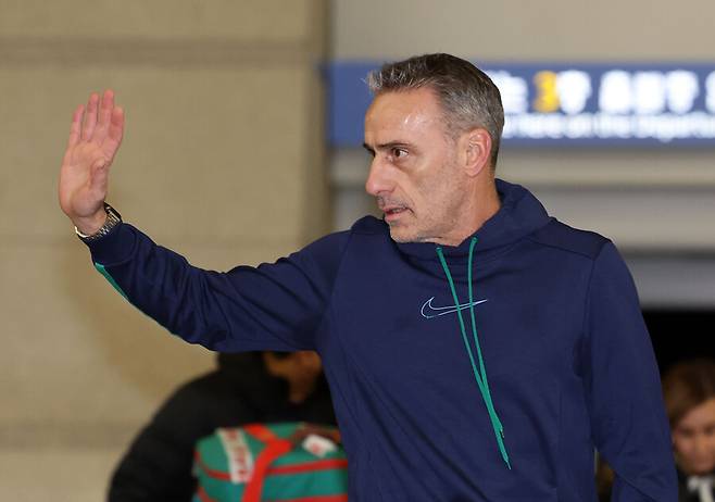 ▲ 파울루 벤투 감독이 팬들의 환송을 받으며 포르투갈로 떠났다. ⓒ연합뉴스