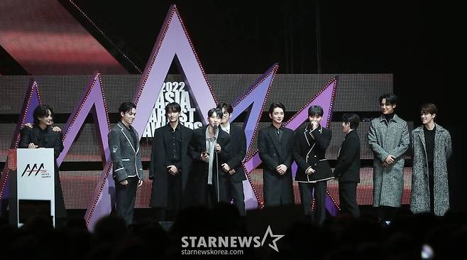 그룹 세븐틴이 13일 오후 일본 나고야 니혼가이시홀에서 열린 스타뉴스-미디어보이 주최 '2022 Asia Artist Awards IN JAPAN'(2022 아시아 아티스트 어워즈, 이하 2022 AAA)에서 핫트렌드를 수상한 뒤 소감을 말하고 있다.  스타뉴스와 미디어보이가 주최하고 Asia Artist Awards 조직위원회와 더스타파트너, 컬쳐 엔터테인먼트가 공동 주관하는 글로벌 NO.1 시상식 '2022 AAA'에는 올 한 해 동안 국내외에서 많은 사랑을 받은 가수, 배우들이 참석해 눈을 뗄 수 없는 화려한 글로벌 축제의 장을 펼친다. 2022.12.13 /사진=김창현 기자 chmt@