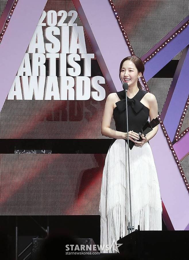 배우 박민영이 13일 오후 일본 나고야 니혼가이시홀에서 열린 스타뉴스-미디어보이 주최 '2022 Asia Artist Awards IN JAPAN'(2022 아시아 아티스트 어워즈, 이하 2022 AAA)에서 핫트렌드를 수상한 뒤 소감을 말하고 있다.  스타뉴스와 미디어보이가 주최하고 Asia Artist Awards 조직위원회와 더스타파트너, 컬쳐 엔터테인먼트가 공동 주관하는 글로벌 NO.1 시상식 '2022 AAA'에는 올 한 해 동안 국내외에서 많은 사랑을 받은 가수, 배우들이 참석해 눈을 뗄 수 없는 화려한 글로벌 축제의 장을 펼친다. 2022.12.13 /사진=김창현 기자 chmt@