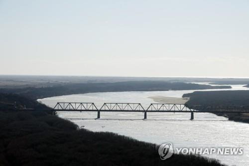 중국 땅에서 바라본 북-러 접경 다리 [연합뉴스 자료사진. 재판매 및 DB 금지]