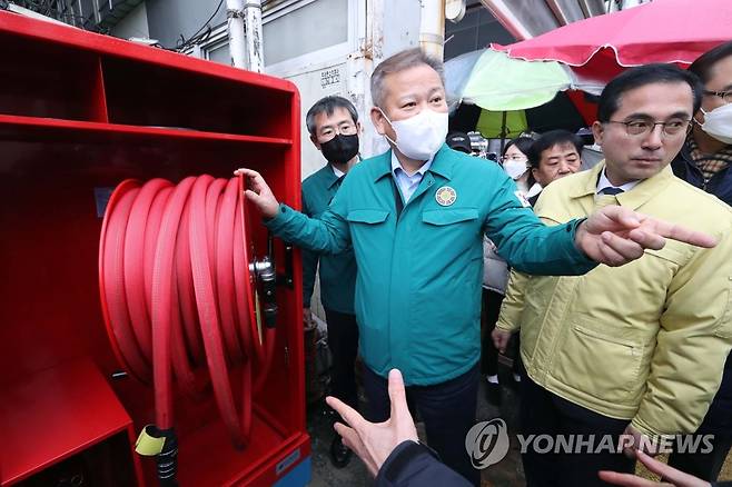 재래시장 소방시설 점검하는 이상민 행안장관 (대전=연합뉴스) 양영석 기자 =  이상민 행정안전부 장관이 13일 대전 동구 역전시장과 중앙시장을 둘러보며 동절기 재난.재해 대비 상황을 점검하고 있다.
    이 장관은 지난 11일 야당 단독으로 해임 건의안을 처리한 이후 처음으로 이날 외부활동에 나섰다. 2022.12.13 youngs@yna.co.kr