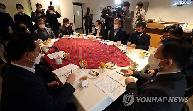 대전 찾은 이상민 행정안전부 장관 (대전=연합뉴스) 양영석 기자 = 이상민 행정안전부 장관이 12일 대전 동구 역전시장과 중앙시장을 둘러보며 동절기 재난·재해 대비 상황을 점검하고 나서 이장우 대전시장을 비롯해 5개 구청장과 간담회를 진행하고 있다. 2022.12.13 youngs@yna.co.kr