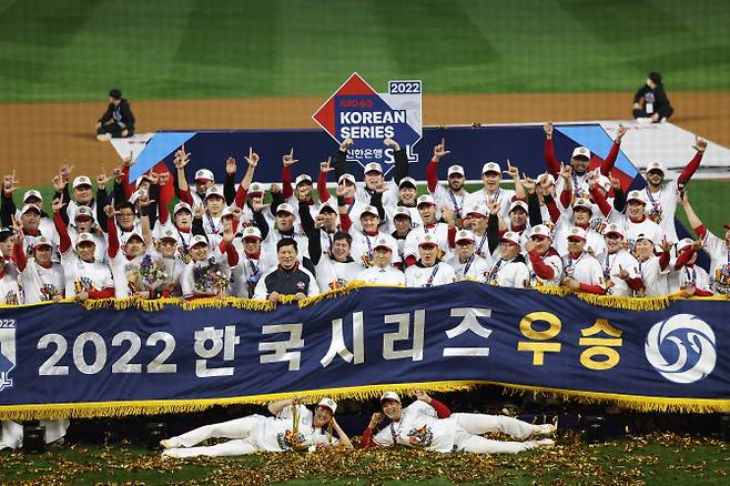 8일 인천 SSG 랜더스필드에서 열린 2022 프로야구 KBO리그 한국시리즈 6차전 경기에서 키움을 꺾고 우승을 차지한 SSG 정용진 구단주를 비롯한 선수단이 허구연 KBO 총재 등과 함께 환호하고 있다.(사진=연합뉴스)