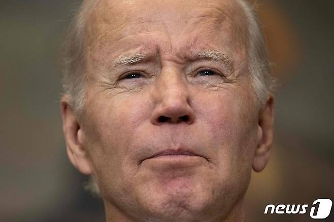 조 바이든 미국 대통령이 8일(현지시간) 워싱턴 백악관에서 러시아에 수감됐던 여자 프로농구 스타 브리트니 그라이너가 미국에서 복역 중인 러시아 무기상과 교환하는 방식으로 풀려나 미국으로 오고 있다고 밝히고 있다. ⓒ AFP=뉴스1 ⓒ News1 우동명 기자