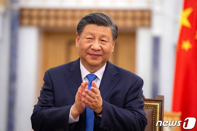 시진핑 중국 국가 주석이 8일(현지시간) 리야드에서 살만 빈 압둘아지즈 알사우드 사우디아라비아 국왕과 '포괄적 전략 동반자 협정'에 서명을 한 뒤 박수를 치고 있다. ⓒ AFP=뉴스1 ⓒ News1 우동명 기자