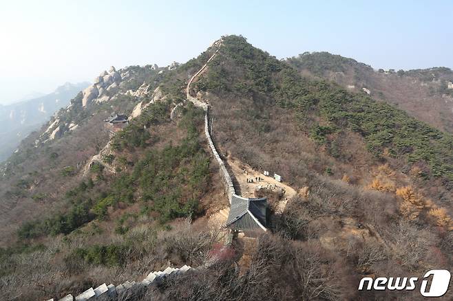 문화재청이 한양도성과 북한산성, 탕춘대성 등 성곽군을 세계유산 우선등재목록으로 선정했다. 사진은 북한산성 대남문과 성벽. (고양시청 제공)