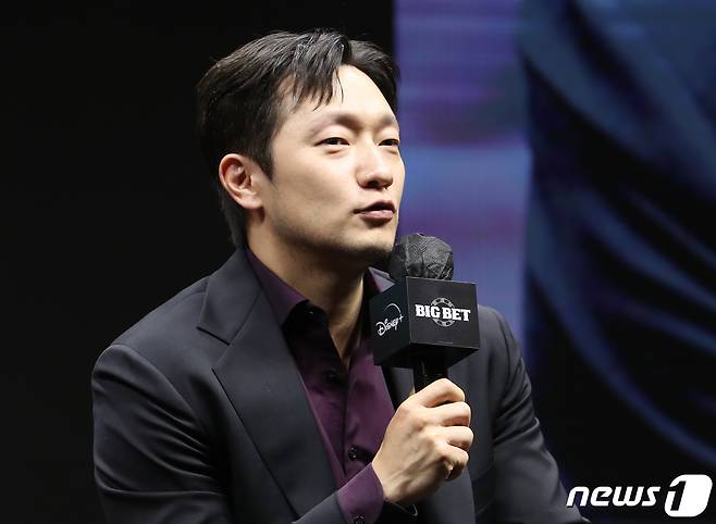 배우 손석구가 14일 서울 종로구 JW메리어트 동대문 스퀘어 서울에서 열린 디즈니+ 오리지널 시리즈 '카지노' 제작발표회에서 인사말을 하고 있다. '카지노'(감독 강윤성)는 돈도 빽도 없이 필리핀에서 카지노의 전설이 된 남자 차무식(최민식 분)이 살인사건에 휘말리면서 인생의 벼랑 끝 목숨 건 최후의 베팅을 시작하게 되는 강렬한 이야기를 그린 작품이다. 2022.12.14/뉴스1 ⓒ News1 권현진 기자