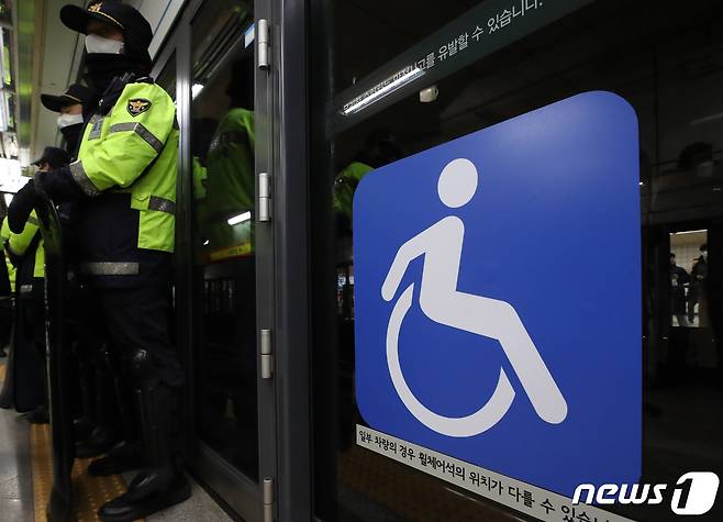 전국장애인차별철폐연대(전장연)의 지하철 탑승 시위가 이어진 14일 오전 서울 용산구 삼각지역에 경찰들이 근무를 서고 있다. 이날 전장연 회원들의 지하철 내 사다리 반입 시도로 당고개 방면 열차 1대가 무정차 통과했다. 2022.12.14/뉴스1 ⓒ News1 김민지 기자