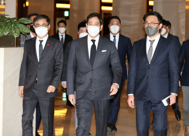 소탈하고 야구에 진심으로 비쳤지만, 목표를 달성한 직후 보인 행보는 대기업 총수인 신세계그룹 정용진 부회장(가운데). 사진제공 | SSG 랜더스