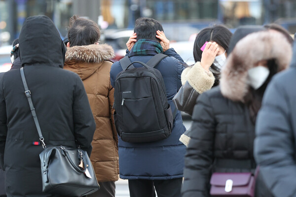 아침 기온이 하루 새 5~15도 떨어진 14일 오전 서울 광화문네거리에서 시민들이 횡단보도를 건너고 있다. 연합뉴스