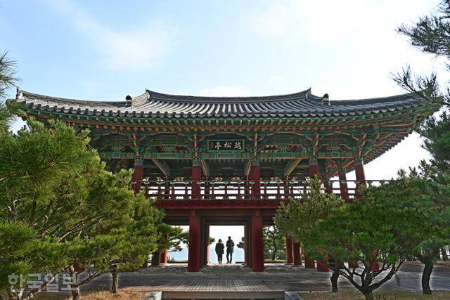 보통 정자는 1층인데, 월송정은 2층 누각이다. 한때는 월송포진성의 북문 누각이었다.