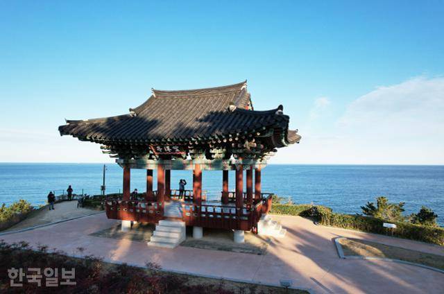 왕피천이 바다로 흘러드는 바로 옆 산봉우리에 위치한 망양정. 숙종이 '관동제일루'라 칭한 곳이다.