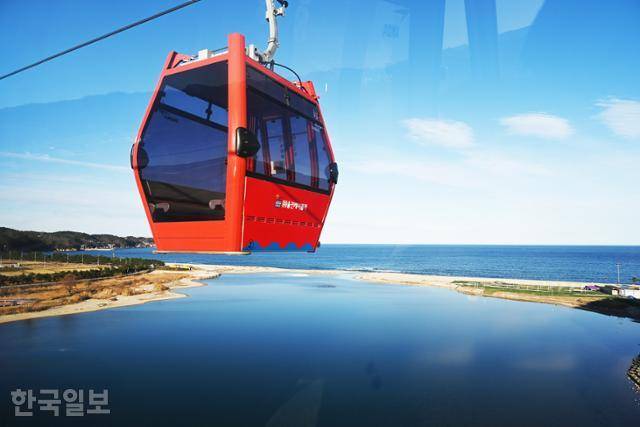 왕피천 케이블카를 타면 바다와 하천이 만나는 모습이 눈 아래로 시원하게 펼쳐진다.