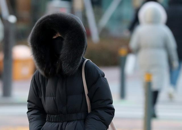 전국 대부분의 지역에 한파특보가 내려진 14일 오전 경기 성남시 판교역 일대에서 시민들이 출근길 발걸음을 옮기고 있다. 성남=뉴스1